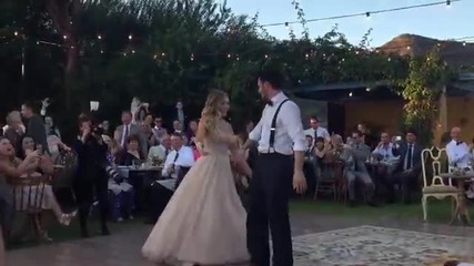 Младоженци изненадаха гостите си с магически танц