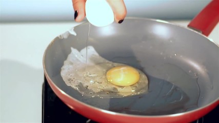Как да счупите яйце само с една ръка?