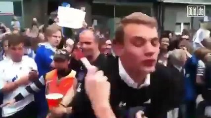 Мануел Нойер получава шамар от фен