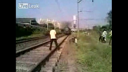 луд дете танцува със смърт