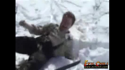 Пич Си Забива Главата В Снега