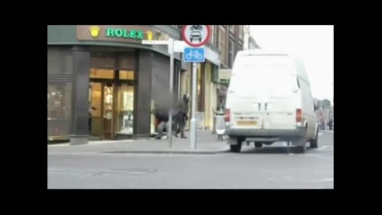 Супер баба гони крадци в Англия 