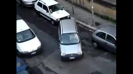 Ето как паркират жените смях 