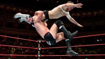 Zack Gibson looks to take advantage of an injured Travis Banks: 2018 WWE United Kingdom Tournament (WWE Network Exclusiv