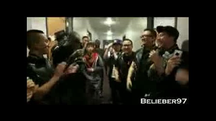 Ryan pobyrka ot smiah Justin i ekipa mu (malko ot zad kulisite na koncert  ) 