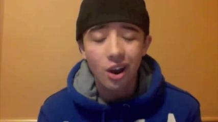 Момче пее песен на Willow Smith 