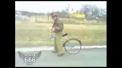 Пияница се опитва да кара колело - вижте какво му пречи Смях