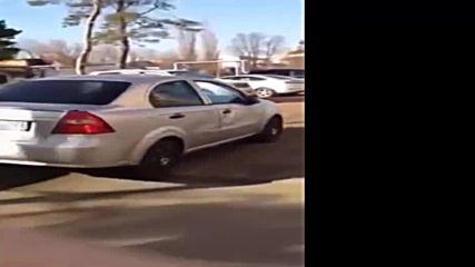 Жена блъска 17 коли, докато говори по телефона си!