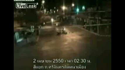 Двама мотористи се удрят челно
