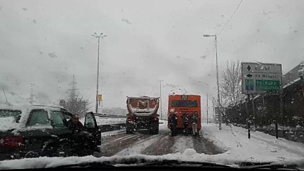 Закъсал автобус причинява задръстване