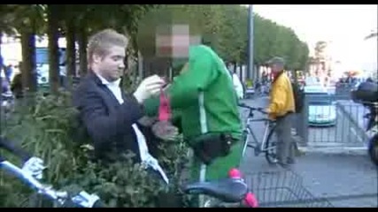 Пиян Се Опитва Да Сплаши Полицай С...