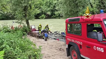 Издирват трима души, отнесени от придошлите води на река в Италия (ВИДЕО)