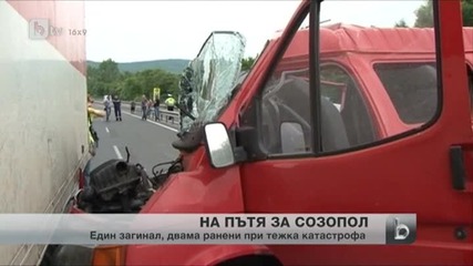 Мъж загина при сблъсък на микробус с аварирала кола