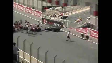 Renault F1 Crash Dubai Autodrome - Slowmotion 