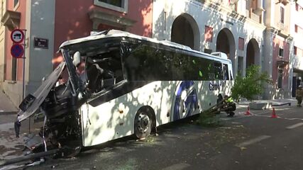 Автобус се вряза в сграда в испанския град Лейда, 44 души са ранени