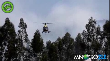 Хеликоптер взима вода от частен басейн