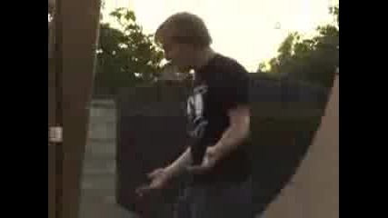 Skater прави трикове, но е преебан от гумичка и молив