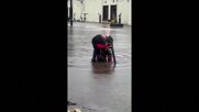 Полицай спаси шофьор на наводнен паркинг, пренесе го на гръб (ВИДЕО)