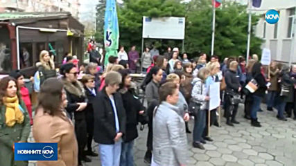 Медицински сестри от Сливен протестираха в Деня на здравния работник