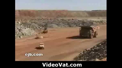 Голям камион смазва пикап