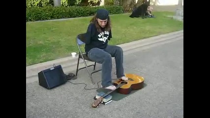 Човек без ръце свири Fade to Black на Metallica с крака
