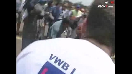 Мъж дърпа шест 10 - тонни камиона 