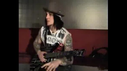 Synyster Gates Outsie Playing :) :) :) :)