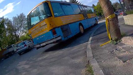 Учебен автобус засича велосипедист