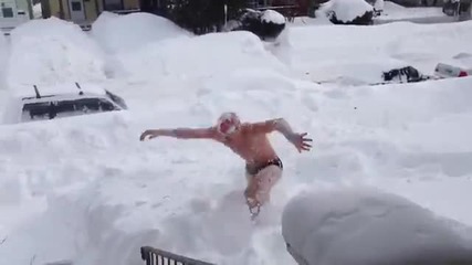 Луди американци показват как се „плува“ в снега… гледайте какво става!