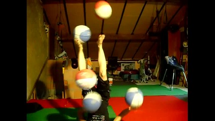 Изумително! Момиче жонглира с 5 топки!