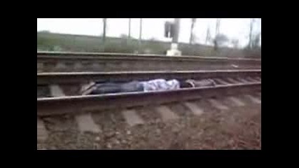 Ненормалници Лягат Под Влак 