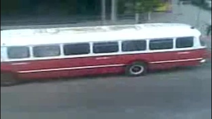 Това може да се случи само в България - Автобус тегли тролей 