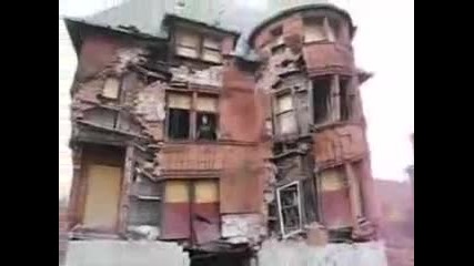 Човек рискува живота си 
