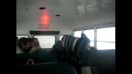 Момиче прескача седалка в автобуса след попадане в дупка