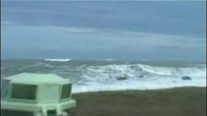 Бурно Море Подмята Танкер като Играчка