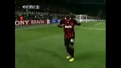 Роналдиньо играе kuchek pompa 