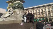 Климатични активисти посегнаха на статуята на крал Виторио Емануеле II в Милано (ВИДЕО)