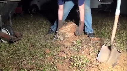 изсипване на разтопен алуминий в опасен мравуняк