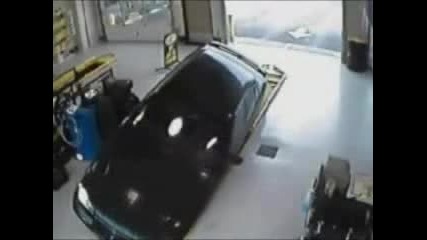 Жена вкарва колата си за поправка