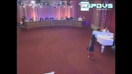 малко момиче пеее изяшно