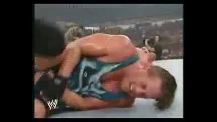 Brock Lesnar прави F5 на R V D върху стоманен стол