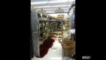 Луда жена събаря продукти в супермаркет 