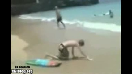дете се разбива в пясъка 