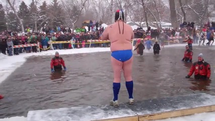 Луд скача полу гол в замразено езеро !!!! Трябва да се види !