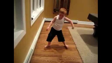 9 - годишно дете танцува на Boom Boom Pow By Black Eyed Peas