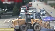 Психопати с танк и багер помляха градче!