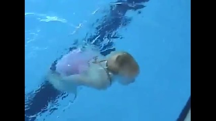 Супер бебе плува като делфин в басеин с олимпийски размери