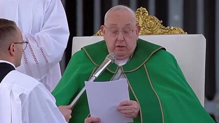 Папата прекъсна проповед заради затруднено дишане