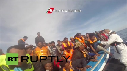Почти 400 нелегални имигранти намерени край бреговете на Либия