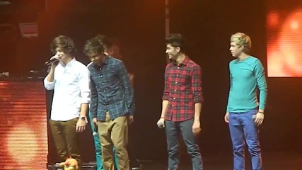 One Direction щипят Хари по дупето по време на концерт в Окланд - Нова Зеландия